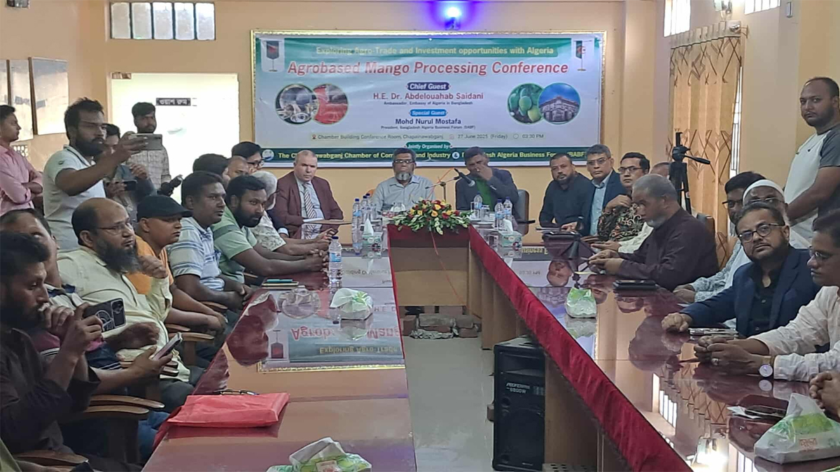 বাংলাদেশি কৃষক আলজেরিয়ায় আম গাছ রোপণ করছেন